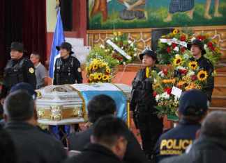 Las honras fúnebres del agente Oswaldo López se realizaron en su ciudad natal, Palestina de Los Altos. Foto: PNC