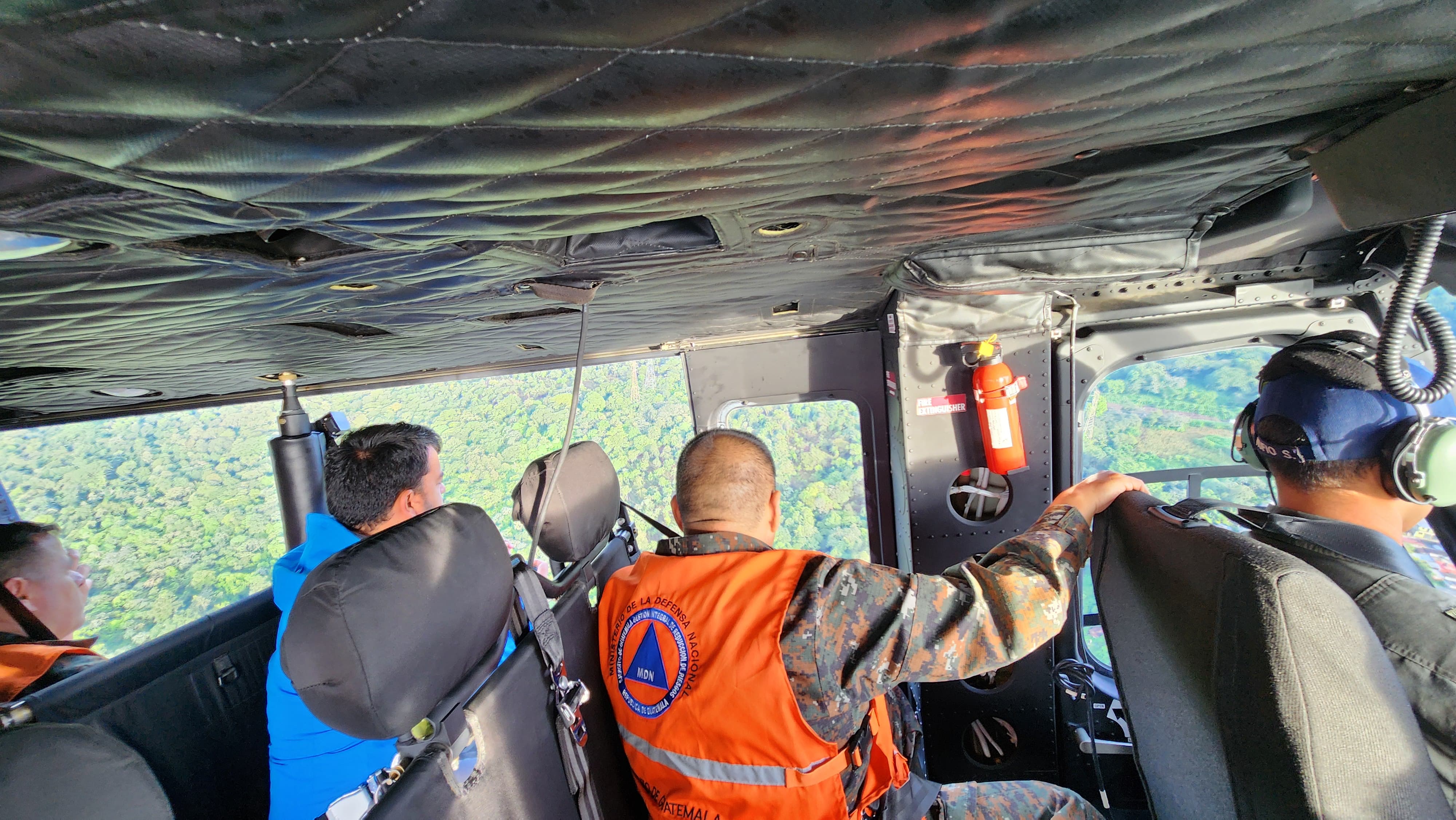 Agua, Fuego y Santiaguito: Ejército de Guatemala vigila lahares de volcanes mediante sobrevuelo aéreo