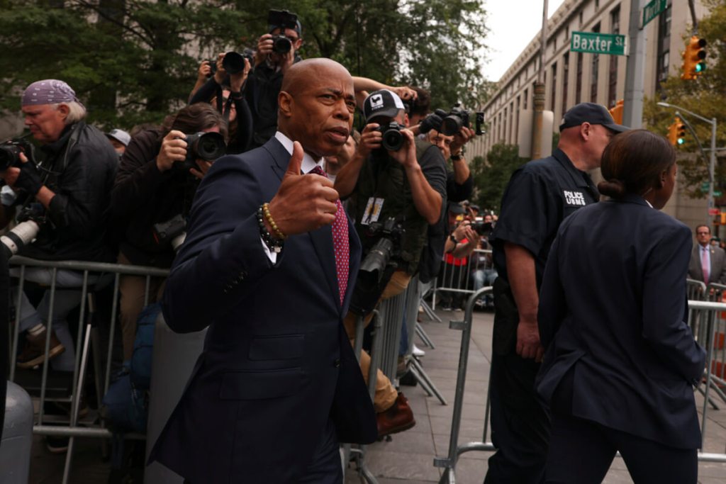 El alcalde de la ciudad de Nueva York, Eric Adams, hace una seña al salir del tribunal federal de Manhattan. (Foto AP/Yuki Iwamura)