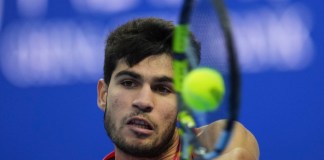 Carlos Alcaraz devuelve ante Karen Khachanov durante el Abierto de China, el lunes 30 de septiembre de 2024, en Beijing. (AP Foto/Ng Han Guan)