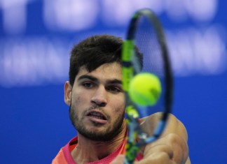 Carlos Alcaraz devuelve ante Karen Khachanov durante el Abierto de China, el lunes 30 de septiembre de 2024, en Beijing. (AP Foto/Ng Han Guan)