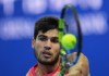 Carlos Alcaraz devuelve ante Karen Khachanov durante el Abierto de China, el lunes 30 de septiembre de 2024, en Beijing. (AP Foto/Ng Han Guan)