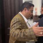 Allan Rodríguez platica con un periodista del medio República