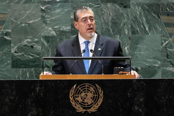 El presidente de Guatemala, Bernardo Arévalo, habla durante el debate general del 79º período de sesiones de la Asamblea General de las Naciones Unidas en la Sede de las Naciones Unidas en Nueva York. EFE/JUSTIN LANE