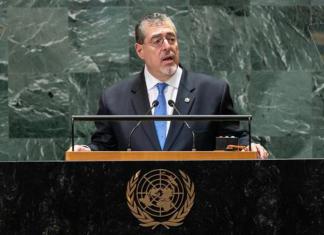 El presidente de Guatemala, Bernardo Arévalo, habla durante el debate general del 79º período de sesiones de la Asamblea General de las Naciones Unidas en la Sede de las Naciones Unidas en Nueva York. EFE/JUSTIN LANE