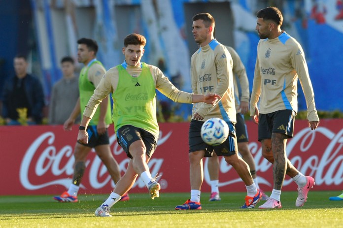 El delantero de Argentina Julián Álvarez patea la pelota durante un entrenamiento previo al partido contra Chile por las eliminatorias para el Mundial 2026, en Buenos Aires, Argentina, martes 3 de septiembre de 2024. (AP Foto/Gustavo Garello)