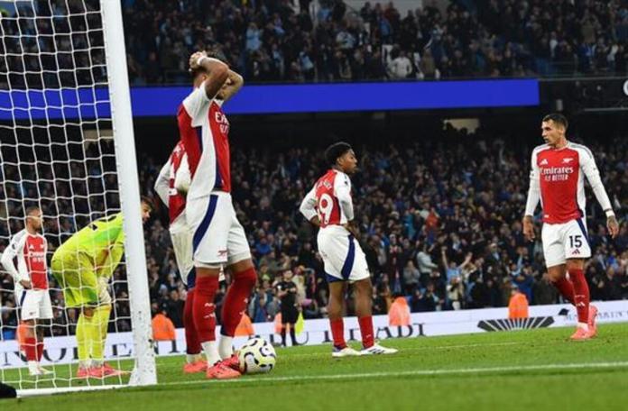 Los jugadores del Arsenal lucen decepcionados tras el partido de la Premier League inglesa entre el Manchester City y el Arsenal en Manchester, Gran Bretaña, el 22 de septiembre de 2024. (Reino Unido) EFE/EPA/PETER