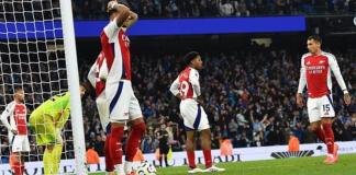 Los jugadores del Arsenal lucen decepcionados tras el partido de la Premier League inglesa entre el Manchester City y el Arsenal en Manchester, Gran Bretaña, el 22 de septiembre de 2024. (Reino Unido) EFE/EPA/PETER