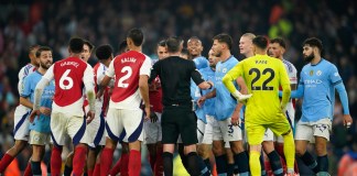 Los jugadores chocan hacia el final del partido de fútbol de la Liga Premier inglesa entre el Manchester City y el Arsenal en el estadio Etihad en Manchester, Inglaterra, el domingo 22 de septiembre de 2024. (Foto AP/Dave Thompson)