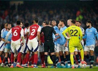 Los jugadores chocan hacia el final del partido de fútbol de la Liga Premier inglesa entre el Manchester City y el Arsenal en el estadio Etihad en Manchester, Inglaterra, el domingo 22 de septiembre de 2024. (Foto AP/Dave Thompson)