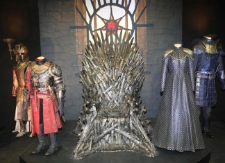 ARCHIVO -El Trono de Hierro y vestuarios en exhibición durante la inauguración de la exposición itinerante de “Game of Thrones” en el centro de exhibiciones Titanic en Belfast, Irlanda del Norte, el miércoles 10 de abril de 2019. (Foto AP, archivo)