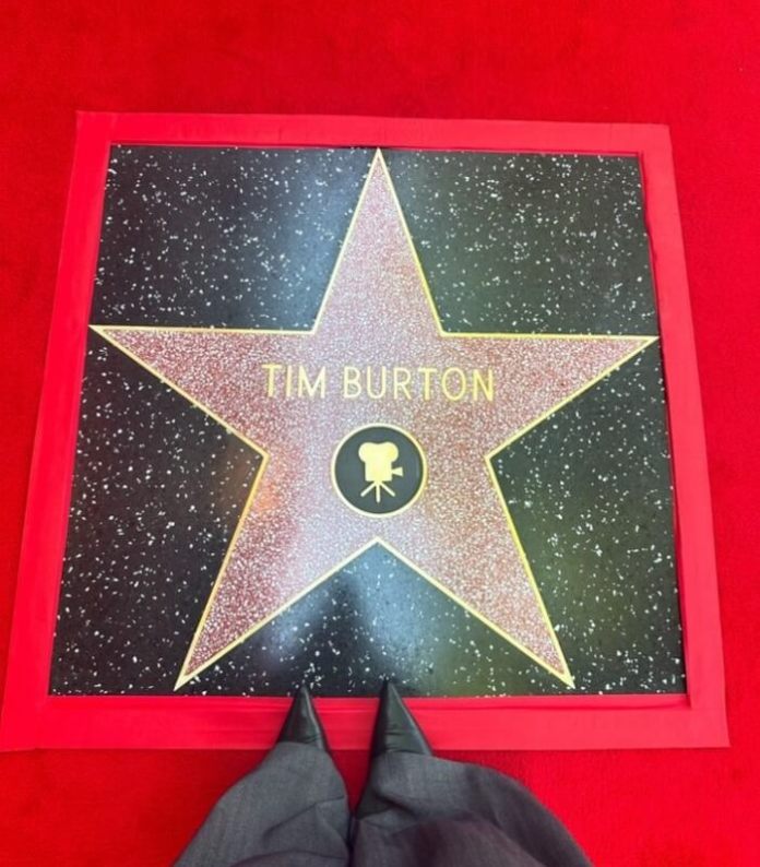 Así luce la estrella de Tim Burton en el paseo de la fama en Hollywood. Foto La Hora / Instagram @hwdwalkoffame