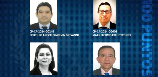 Fotografía que muestra a los cuatro aspirantes a magistrados que obtuvieron una calificación de 100 puntos.