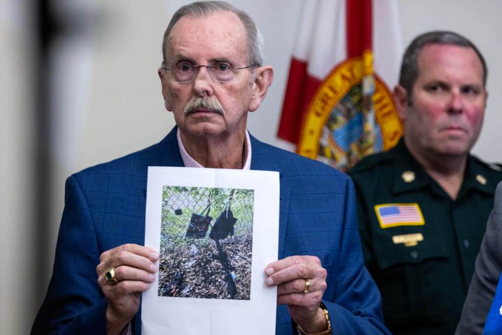 El sheriff Ric Bradshaw muestra una foto de los elementos que se encontraron junto a la valla del campo de golf perteneciente al expresidente Donald Trump en Palm Beach (Florida). EFE/EPA/CRISTOBAL HERRERA-ULASHKEVICH