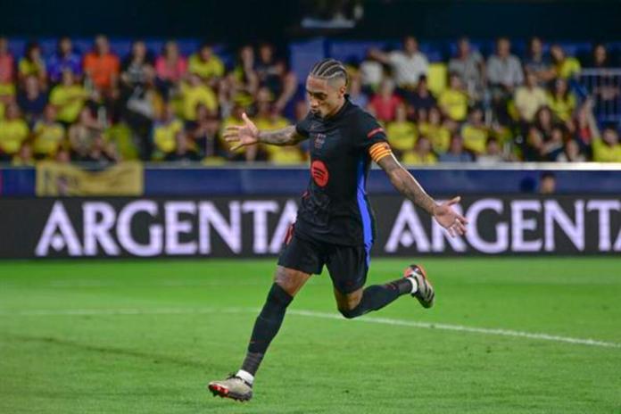 El delantero brasileño del FC Barcelona, Raphinha, celebra el quinto gol del equipo barcelonista durante el encuentro correspondiente a la sexta jornada de Laliga EA Sports que disputaron FC Barcelona y Villarreal en el estadio de La Cerámica, en la localidad castellonense. EFE / Andreu Esteba.