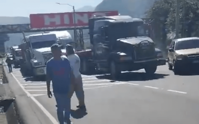 Los transportistas impiden el paso en la ruta Palín, escuintla. Foto: captura de video