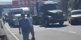 Los transportistas impiden el paso en la ruta Palín, escuintla. Foto: captura de video