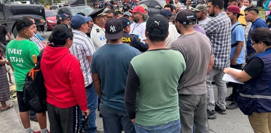 Transportistas bloquean km 36 ruta al Pacífico por inundaciones. Foto: Cortesía Enlace Informativo