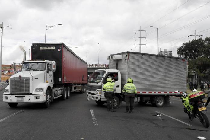 Integrantes de la policía llegan para dispersar bloqueos durante una manifestación de transportadores este jueves en Bogotá (Colombia). EFE/ Carlos Ortega