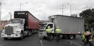 Integrantes de la policía llegan para dispersar bloqueos durante una manifestación de transportadores este jueves en Bogotá (Colombia). EFE/ Carlos Ortega