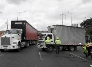 Integrantes de la policía llegan para dispersar bloqueos durante una manifestación de transportadores este jueves en Bogotá (Colombia). EFE/ Carlos Ortega