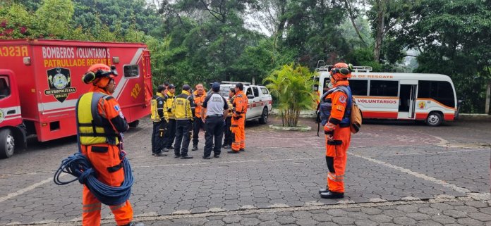 Bomberos reunidos para reanudar búsqueda