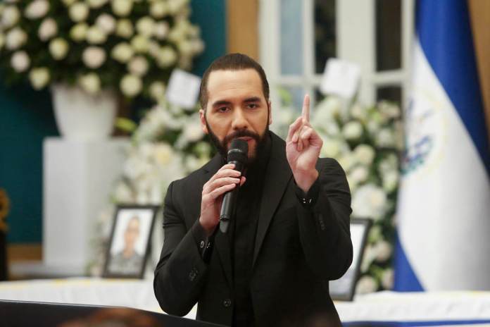 El presidente de El Salvador, Nayib Bukele, habla durante el funeral del director de la Policía Nacional Civil, Mauricio Arriaza Chicas. EFE/ Javier Aparicio