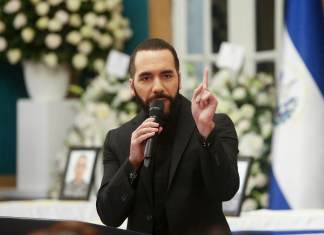 El presidente de El Salvador, Nayib Bukele, habla durante el funeral del director de la Policía Nacional Civil, Mauricio Arriaza Chicas. EFE/ Javier Aparicio