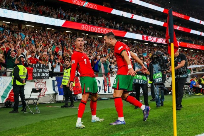 Cristiano Ronaldode Portugal celebra tras anotar el gol del 2-1 durante el partido de fútbol del Grupo A de la Liga de Naciones de la UEFA. EFE/EPA/JOSE SENA GOULAO