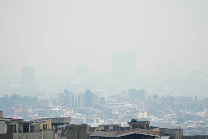 Una espesa capa de humo causada por incendios forestales cercanos cubre Quito, Ecuador, el miércoles 4 de septiembre de 2024. (AP Foto/Dolores Ochoa)