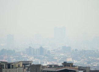 Una espesa capa de humo causada por incendios forestales cercanos cubre Quito, Ecuador, el miércoles 4 de septiembre de 2024. (AP Foto/Dolores Ochoa)