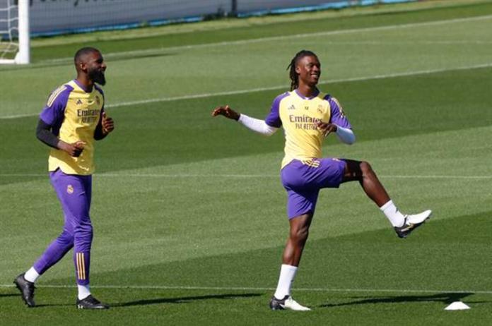 Foto de archivo de Eduardo Camavinga junto a Antonio Rüdiger (i) durante un entrenamiento en la Ciudad Deportiva de Valdebebas. EFE/Zipi