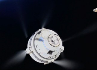 En esta imagen de video, proporcionada por la NASA, la cápsula no tripulada Boeing Starliner dispara sus propulsores mientras se aleja de la Estación Espacial Internacional, el viernes 6 de septiembre de 2024. (NASA vía AP)