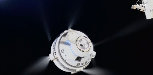 En esta imagen de video, proporcionada por la NASA, la cápsula no tripulada Boeing Starliner dispara sus propulsores mientras se aleja de la Estación Espacial Internacional, el viernes 6 de septiembre de 2024. (NASA vía AP)