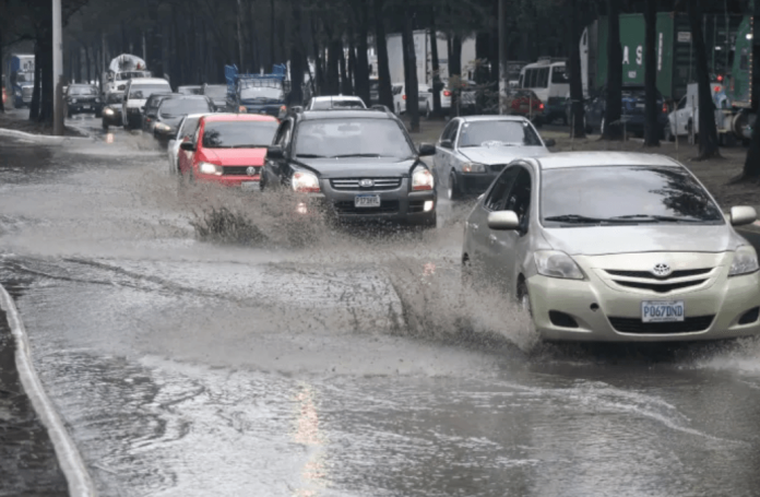 Vehículos circulando bajo la lluvia