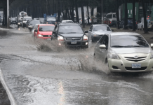 Vehículos circulando bajo la lluvia