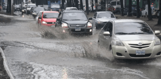 Vehículos circulando bajo la lluvia