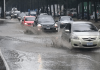 Vehículos circulando bajo la lluvia