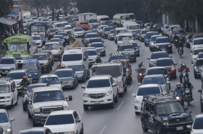 El tránsito vehicular se está liberando paulatinamente tras la llegada de la marcha a la Plaza de la Constitución. Foto La Hora: ARCHIVO