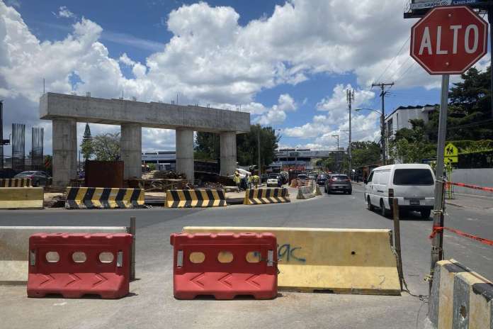 La constructora CEBCO no reinició los trabajos en el paso a desnivel en la calzada Roosevelt. Foto: La Hora