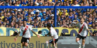 Manuel Lanzini (izquierda) celebra tras el primer gol de River Plate ante Boca Juniors durante el partido de la liga argentina, el sábado 21 de septiembre de 2024, en el estadio La Bombonera de Buenos Aires. (AP Foto/Gustavo Garello)