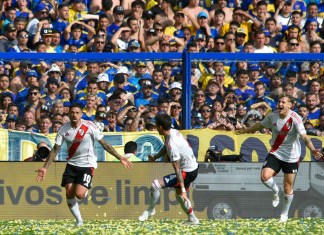 Manuel Lanzini (izquierda) celebra tras el primer gol de River Plate ante Boca Juniors durante el partido de la liga argentina, el sábado 21 de septiembre de 2024, en el estadio La Bombonera de Buenos Aires. (AP Foto/Gustavo Garello)