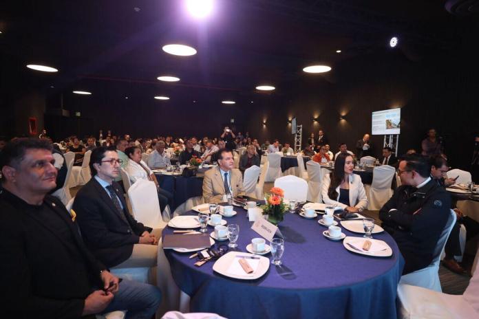 Los integrantes de la comisión de Economía y Comercio Exterior presentan la iniciativa de ley de Infraestructura Vial Prioritaria. Foto: Congreso