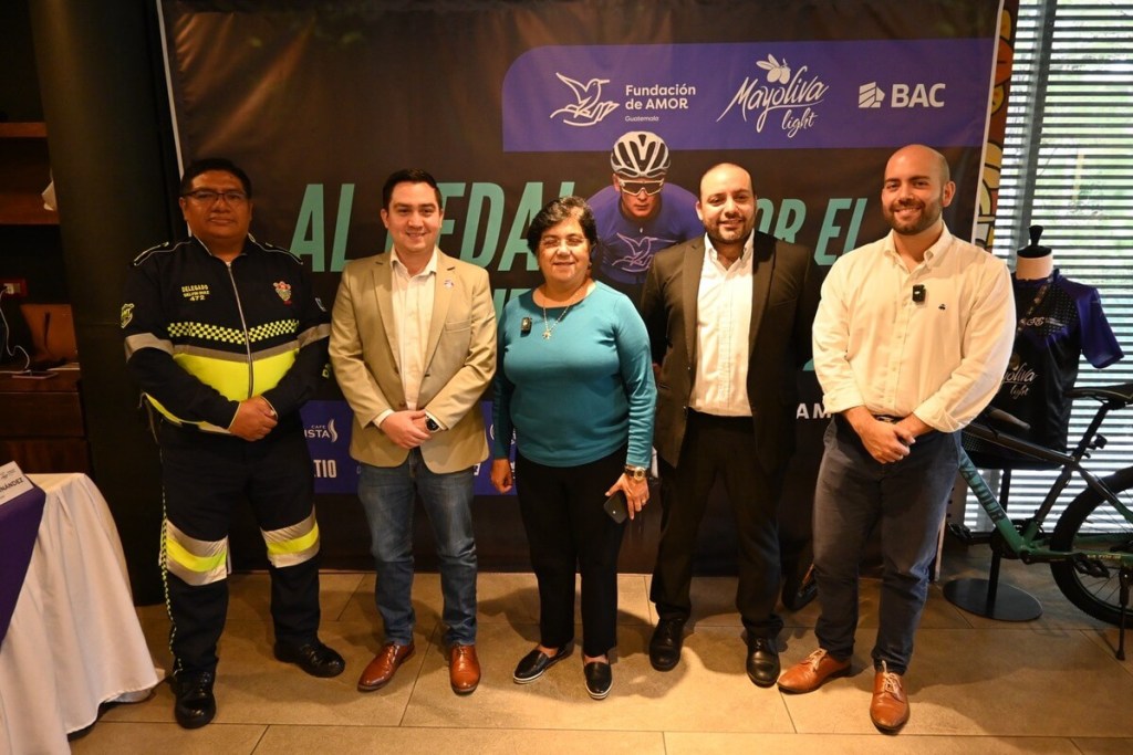 Annelisa Castillo de Fundación de AMOR, acompañada de representantes de patrocinadores de la actividad Al pedal por el paciente renal. Fotografía: Fabricio Alonzo / La Hora