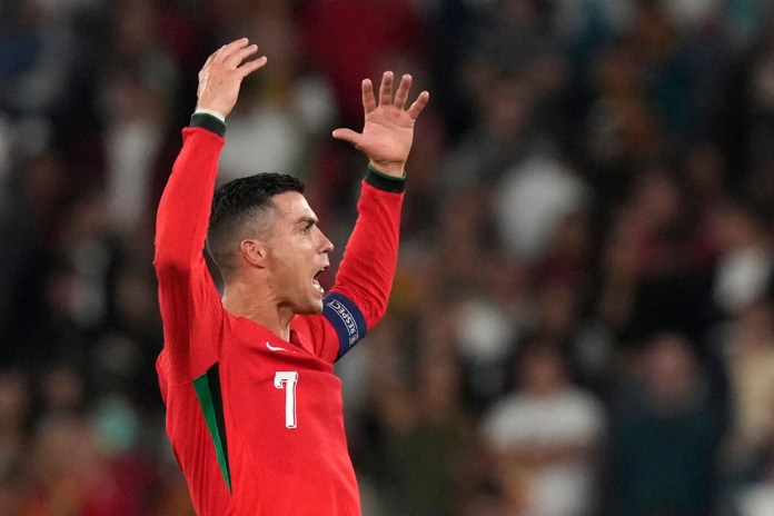 El portugués Cristiano Ronaldo celebra después del partido de fútbol de la Liga de Naciones de la UEFA entre Portugal y Escocia en el estadio de la Luz en Lisboa, Portugal, el domingo 8 de septiembre de 2024. (Foto AP/Armando Franca)