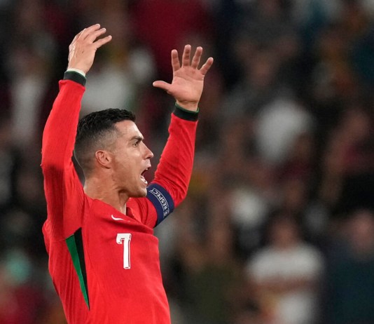 El portugués Cristiano Ronaldo celebra después del partido de fútbol de la Liga de Naciones de la UEFA entre Portugal y Escocia en el estadio de la Luz en Lisboa, Portugal, el domingo 8 de septiembre de 2024. (Foto AP/Armando Franca)