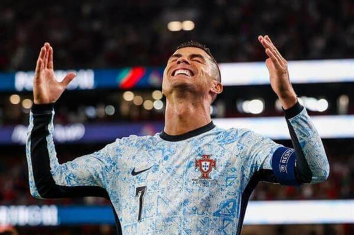 Cristiano Ronaldo de Portugal celebra el gol del 2-0, y su gol número 900 de su carrera, durante el partido de fútbol del grupo A de la Liga de Naciones de la UEFA entre Portugal y Croacia, en Lisboa, Portugal, el 05 de septiembre de 2024. (Croacia, Lisboa) EFE/EPA/JOSE SENA GOULAO