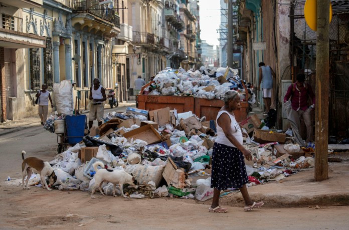 La basura se acumula en una esquina de La Habana, Cuba, el martes 24 de septiembre de 2024. (Foto AP/Ramón Espinosa)