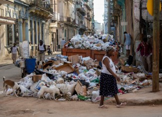 La basura se acumula en una esquina de La Habana, Cuba, el martes 24 de septiembre de 2024. (Foto AP/Ramón Espinosa)