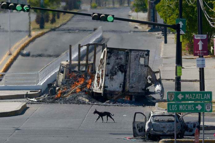 Fotografía de vehículos calcinados tras los enfrentamientos de fuerzas federales con grupos armados, en la ciudad de Culiacán, estado de Sinaloa (México). Imagen de archivo. EFE/Juan Carlos Cruz